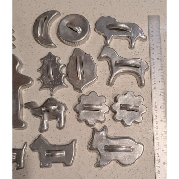 Vintage 1950s Assorted Metal Cookie Cutters Set Of 19 - Picture 7 of 16